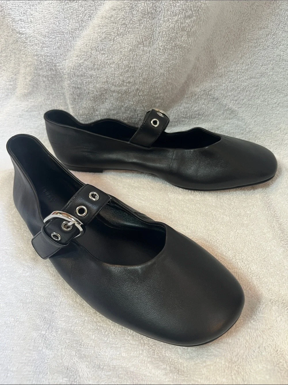 Quince sleek black